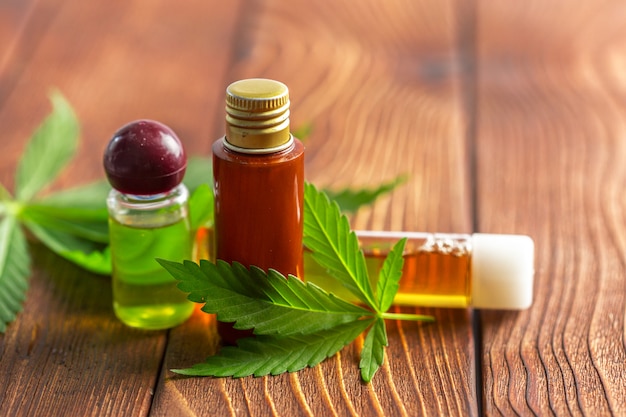 Hojas de cannabis y aceite