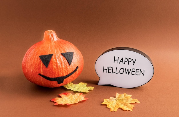 Hojas decorativas de otoño de calabaza y un marco publicitario blanco con un mensaje de bienvenida sobre el concepto de Halloween