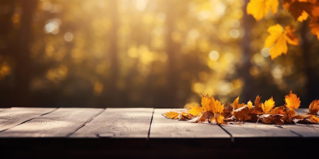 Las hojas doradas de otoño bailan en una mesa rústica contra un telón de fondo de un bosque iluminado por el sol