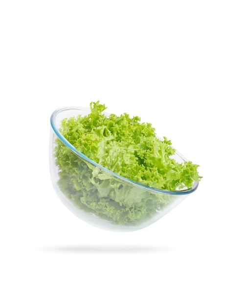 Hojas de ensalada verde en un recipiente de vidrio