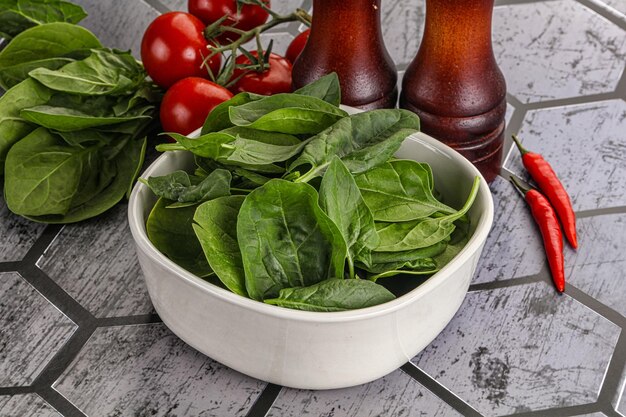 Hojas de espinacas verdes crudas orgánicas naturales