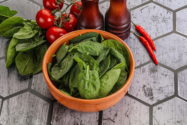 Hojas de espinacas verdes crudas orgánicas naturales