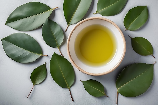 Hojas de eucalipto y aceite en la mesa