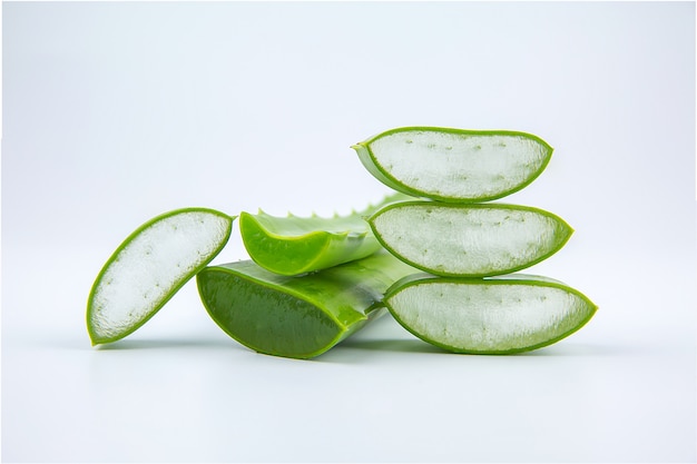 Hojas frescas de aloe vera y rodajas en la mesa de madera