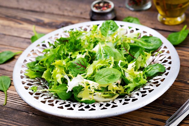 Hojas frescas de ensalada mixta en un tazón