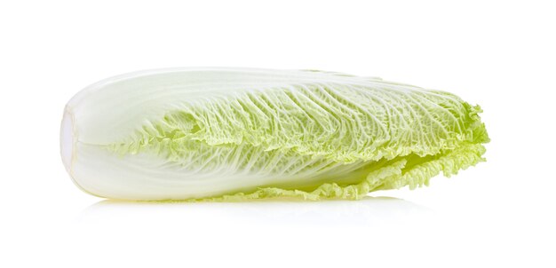 Hojas de lechuga aisladas en blanco