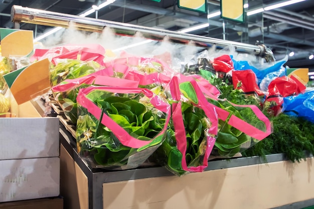 Hojas de lechuga verde en paquete en la tienda