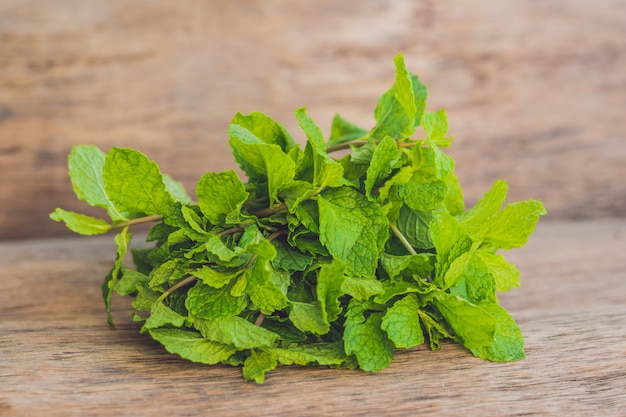 Hojas de menta fresca en mesa de madera