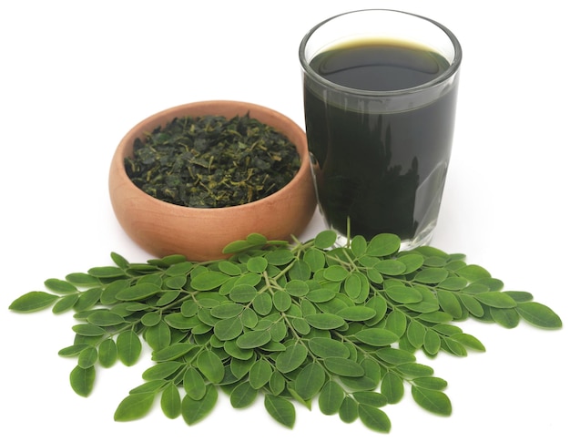 Hojas de moringa con extracto