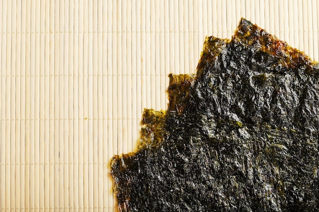 Foto hojas de nori de sushi en la superficie de bambú