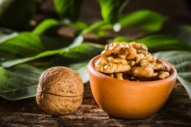 Hojas de nuez verde fuente de vitaminas una dieta saludable