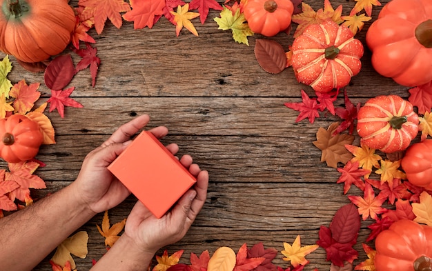 Hojas de otoño con caja de regalo.