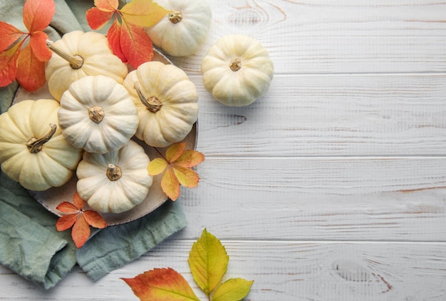 Hojas de otoño y calabazas sobre fondo de madera vieja