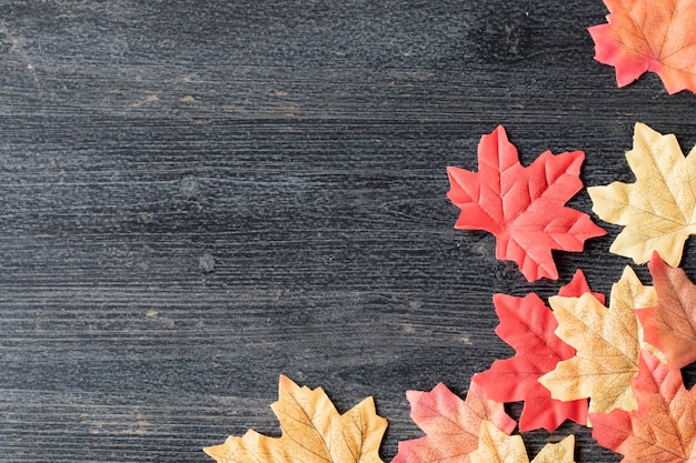 Las hojas de otoño en el fondo de la pizarra con espacio de copia