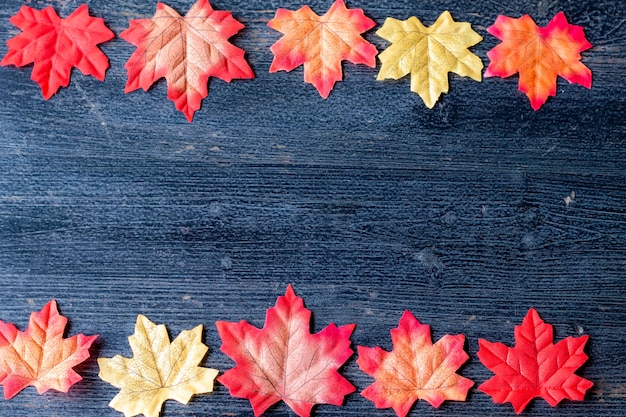 Las hojas de otoño en el fondo de la pizarra con espacio de copia