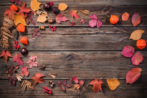 Hojas de otoño en madera vieja oscura