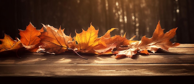 Hojas de otoño en una mesa de madera