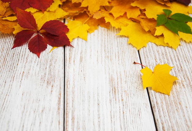 Hojas de otoño en mesa de madera