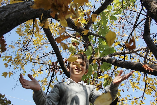 hojas de otoño y niño