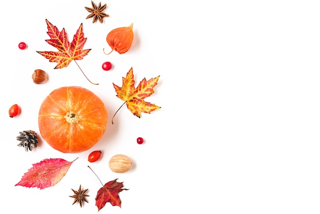 Hojas de otoño con nueces aisladas en blanco