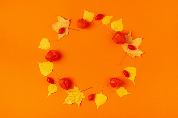 Hojas de otoño sobre un fondo naranja