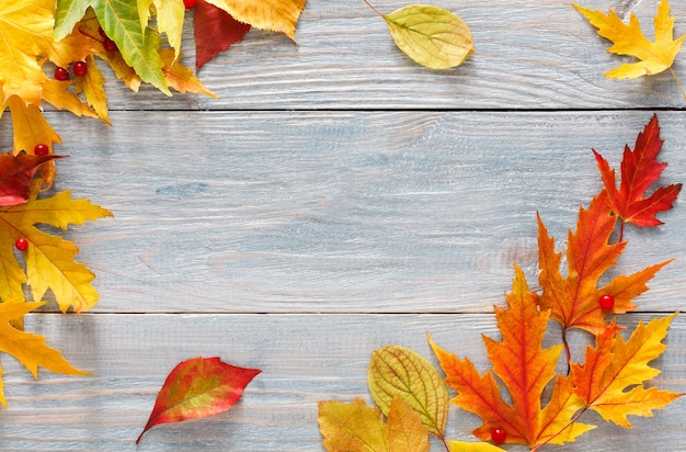 Foto hojas de otoño sobre una mesa de madera