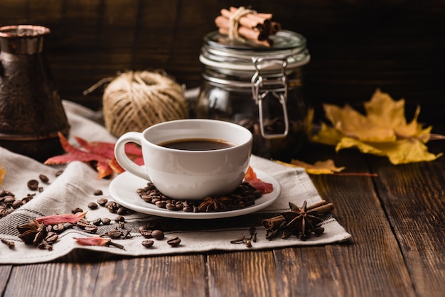 Hojas de otoño con taza de café