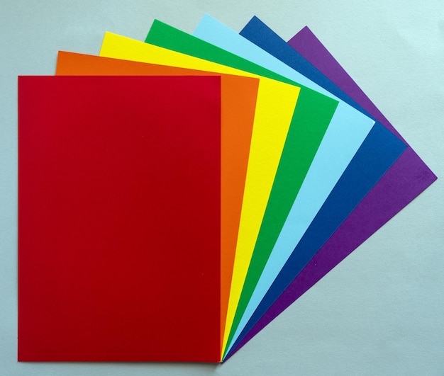 Hojas de papel multicolor. Colores del arcoiris. Símbolo de la comunidad LGBT