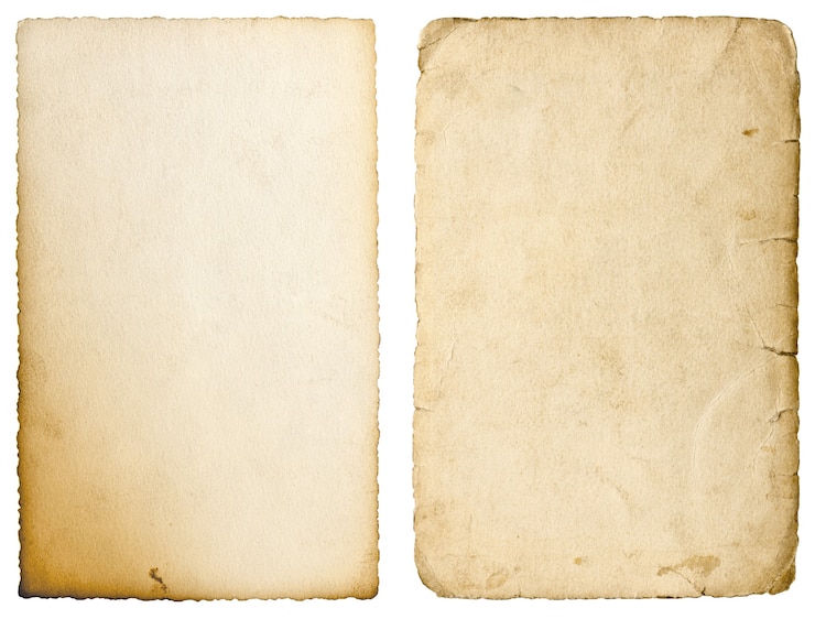 Foto hojas de papel viejas con bordes aislados sobre fondo blanco. textura usada