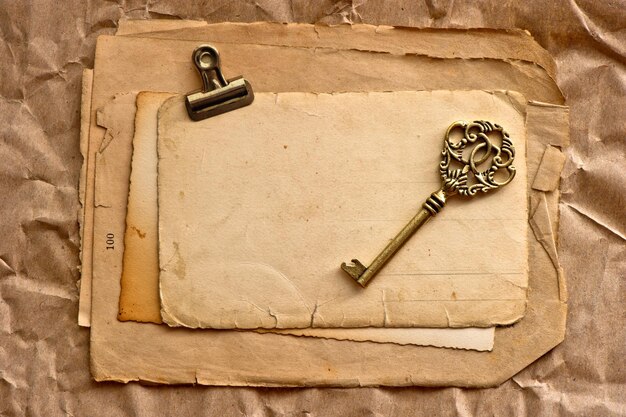 hojas de papel viejas con clip y llave vintage