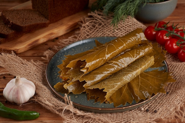 Hojas de Parra en escabeche en una placa de madera