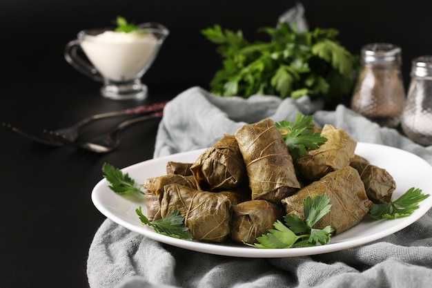 Hojas de parra rellenas con arroz y carne