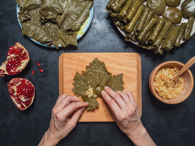 Hojas de parra rellenas. Preparación de Dolma a partir de hojas de parra.