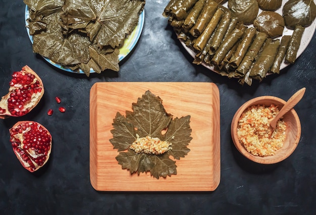 Foto hojas de parra rellenas. preparación de dolma a partir de hojas de parra.