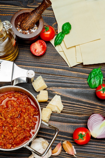 Hojas de pasta de lasaña cruda y salsa boloñesa