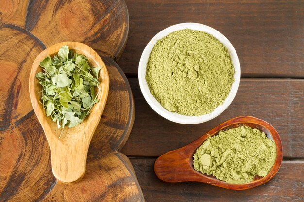 Hojas y polvo de moringa súper alimento y medicina natural Moringa oleifera