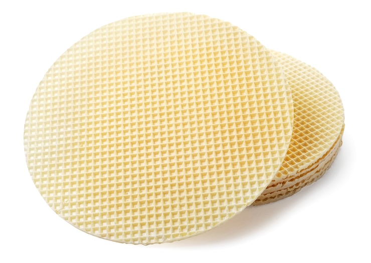 Foto hojas redondas para tarta de gofres, sin relleno de primer plano sobre un fondo blanco. aislado