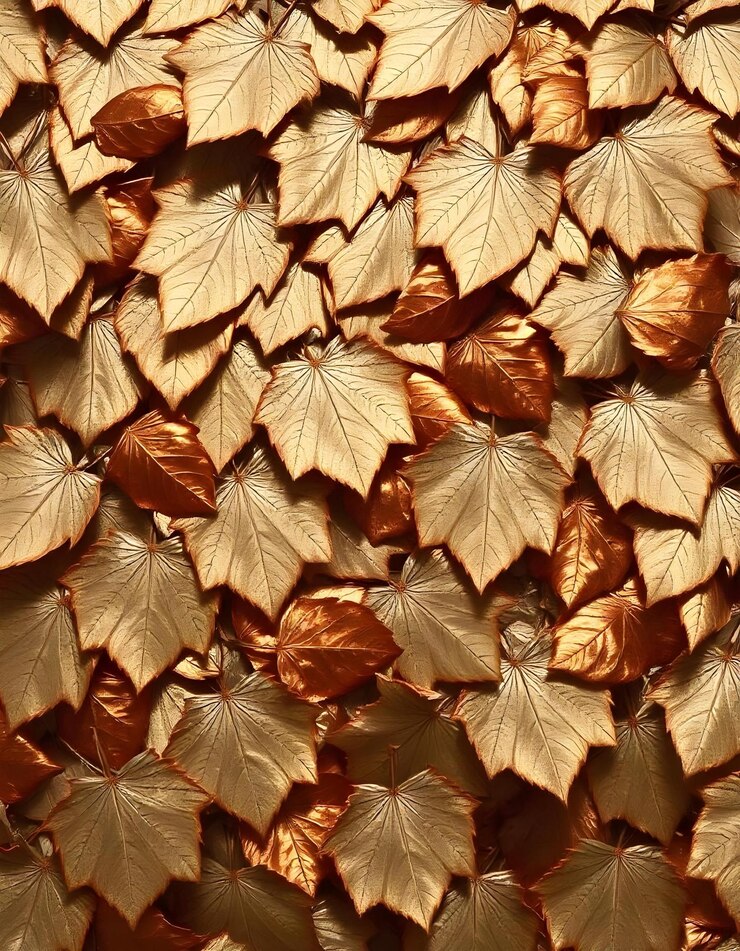 Las hojas reflectantes metálicas del ginkgo en el fondo