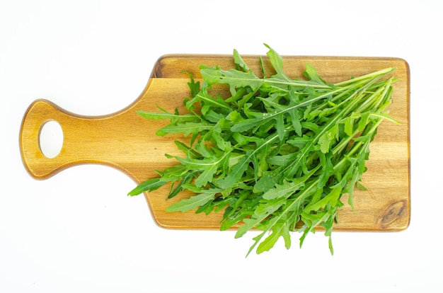 Hojas de rúcula de granja verde fresca para cocinar.