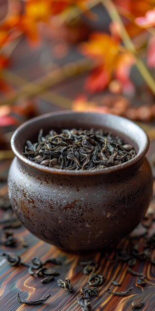 Foto hojas de té negro en un cuenco de cerámica en una mesa de madera