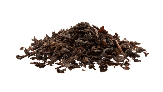 Hojas de té negro seco aisladas en blanco