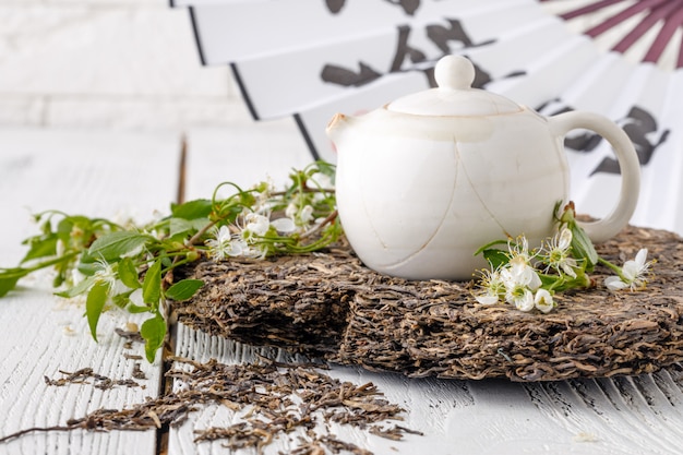 Hojas de té puer en mesa de madera