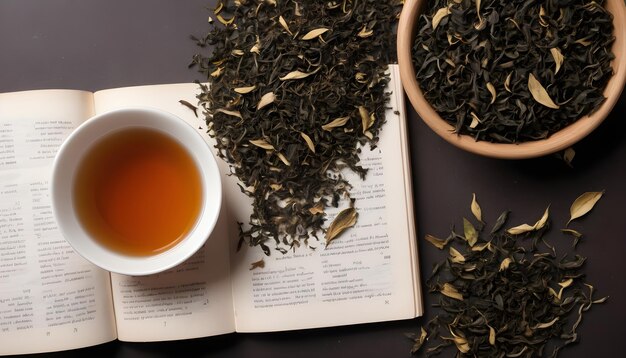 Hojas de té secas y frescas con libro