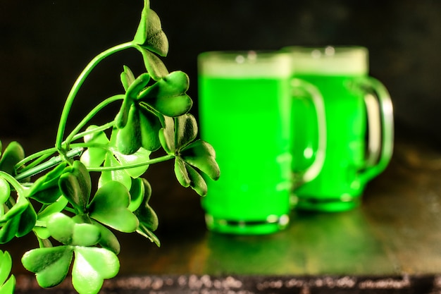 Hojas de trébol como símbolo del día de San Patricio en verde