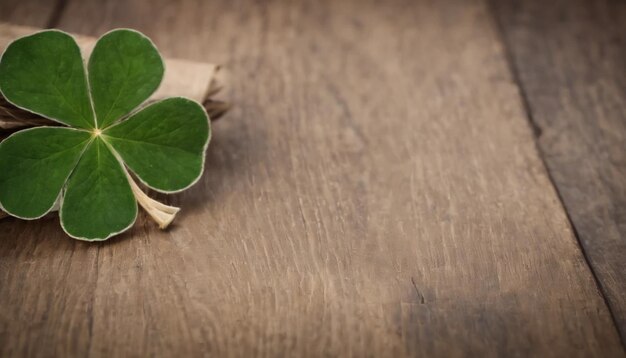 Hojas de trébol verdes en un fondo de madera Día de San Patricio Copiar espacio vacaciones de cerveza