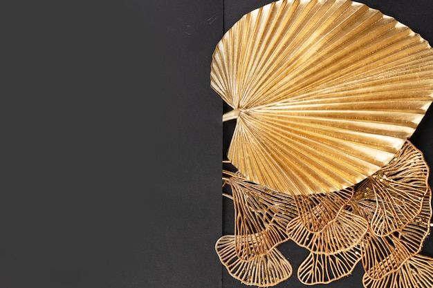 Hojas tropicales doradas sobre fondo negro borde de estilo art deco
