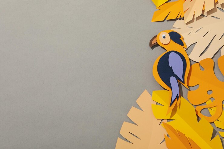 Foto hojas tropicales de melocotón de papel sobre un fondo gris con pájaros