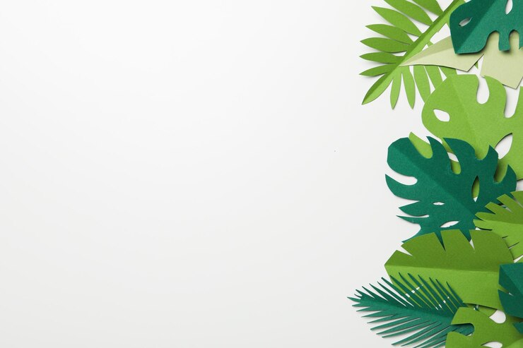 Hojas tropicales de papel verde sobre un fondo claro