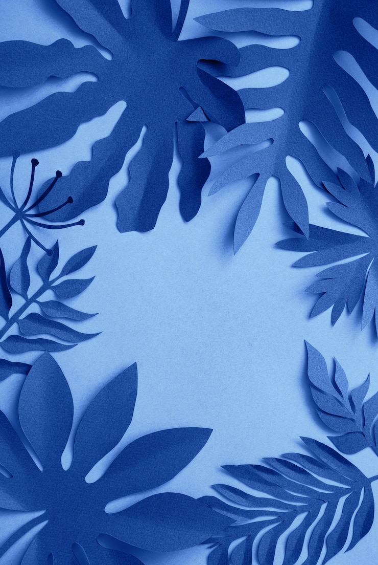 Foto hojas tropicales teñidas en color azul clásico.