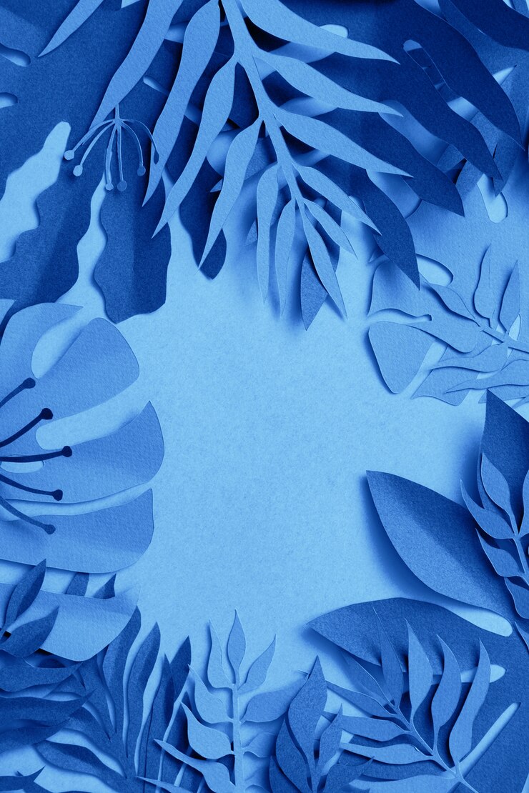 Foto hojas tropicales teñidas en color azul clásico.